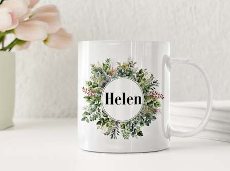 Personlig mugg med namn och gröna blad – naturlig och stilren blom-mugg