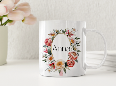 Personlig mugg med namn i blommig oval ram – klassisk blom-mugg