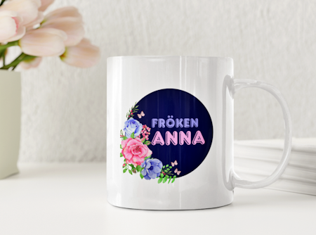 Personlig lärarmugg med blommor och namn – present till fröken