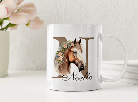 Personlig hästmugg med blomkrans och namn – perfekt barnpresent