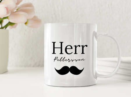 Personlig mugg med mustasch och namn – rolig present till honom
