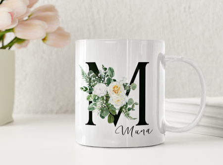 Personlig mugg med initial och grön blomsterdesign – stilren och tidlös