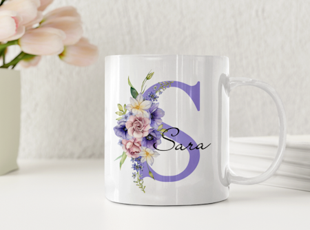 Personlig mugg med lila blommor och namn – elegant keramikmugg till henne