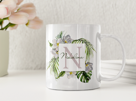 Personlig mugg med namn och tropiska blommor – modern presentmugg med monogram