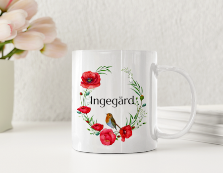 Personlig naturmugg med namn, vallmor och fågel – blommig presentmugg
