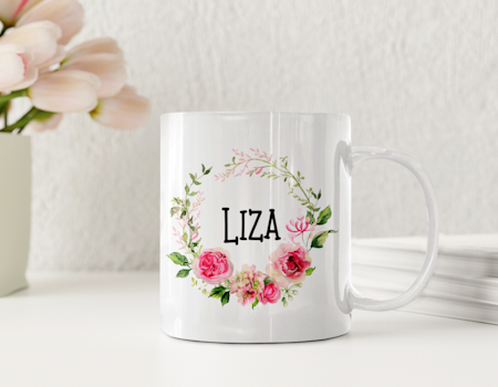 Personlig mugg med blommig krans och namn – romantisk presentmugg i keramik