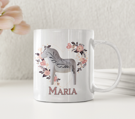 Personlig mugg med Dalahäst i blomhjärta – med valfri text på baksidan