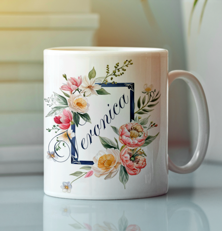 Personlig mugg med namn, blommor och ram – elegant presentidé