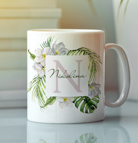 Personlig mugg med namn och tropiska blommor – modern presentmugg med monogram