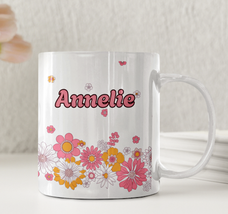 Personlig mugg med namn – Blommig design med valfritt namn