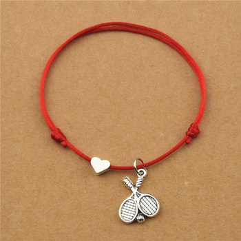 Rött armband med padelberlock och hjärta i antiksilver.