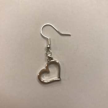 Silverörhängen med hjärta