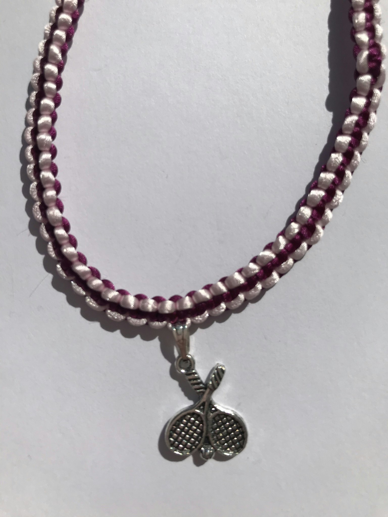 Makraméarmband i rosa och lila med padel berlock i antikfärgat silver