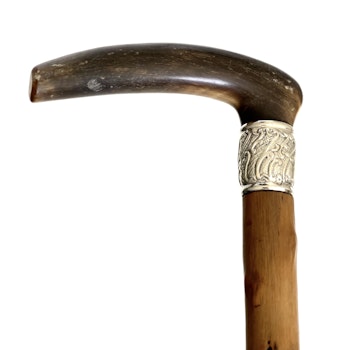 Antik käpp med handtag av noshörnings horn