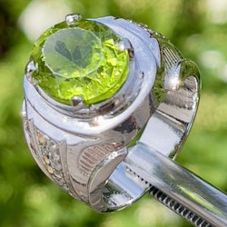 8,50 Karat naturlig obehandlad Peridot, Handgjord silverring med certifikat