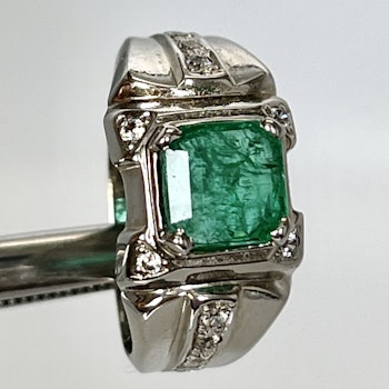 2,30 karat naturlig smaragd, handgjord silverring med certifikat