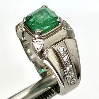 2,30 karat naturlig smaragd, handgjord silverring med certifikat