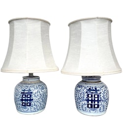 Une paire de lampes de table en porcelaine chinoise, Dynastie Qing (1644-1912)