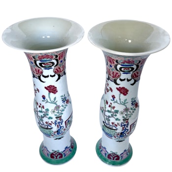 Qianlong period (1735-1796) ett par kinesiska porslin vaser