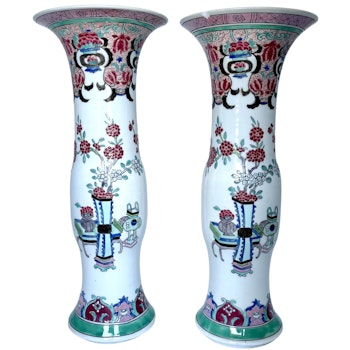 Qianlong period (1735-1796) ett par kinesiska porslin vaser