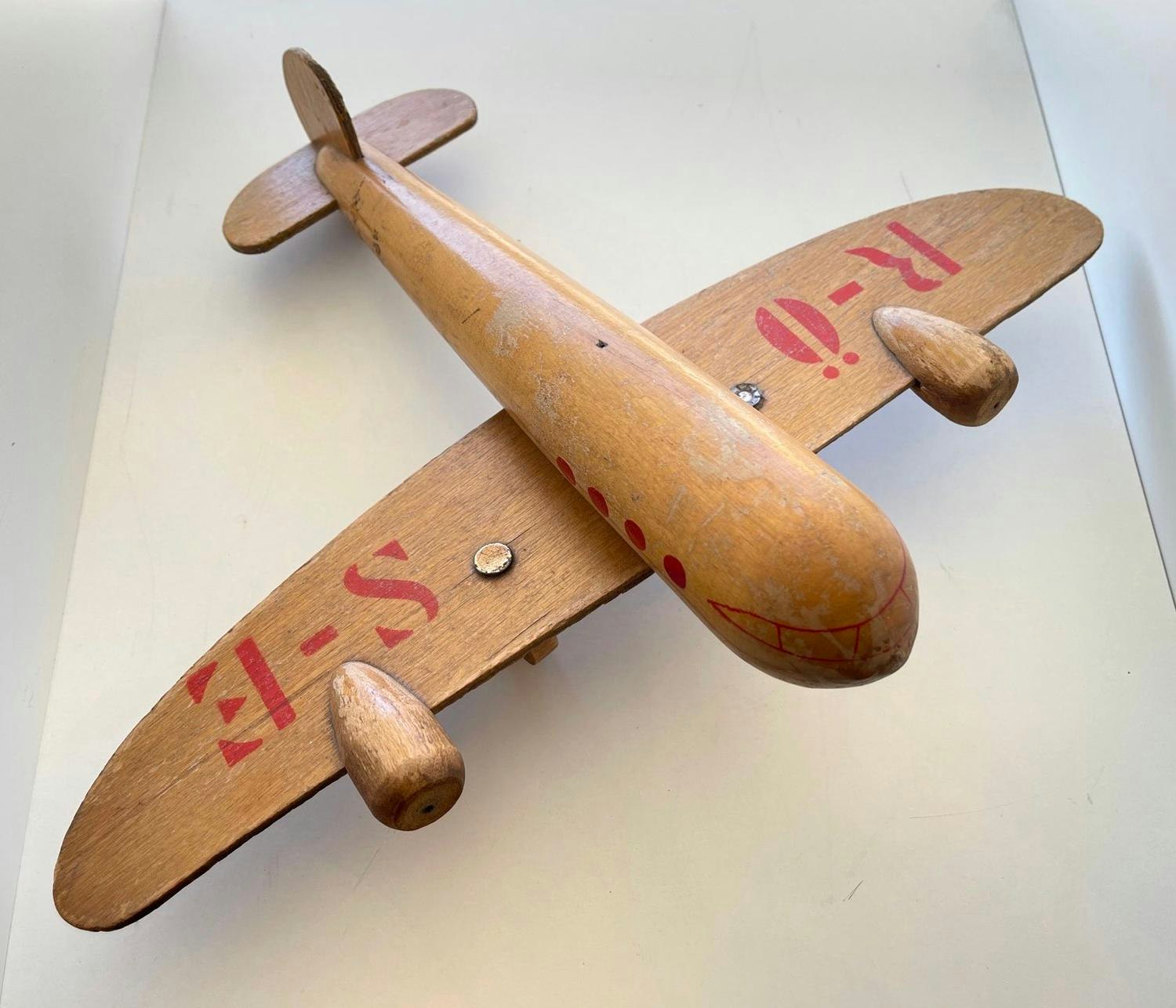 Häftigt gammal flygplan i trä