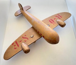 Häftigt gammal flygplan i trä