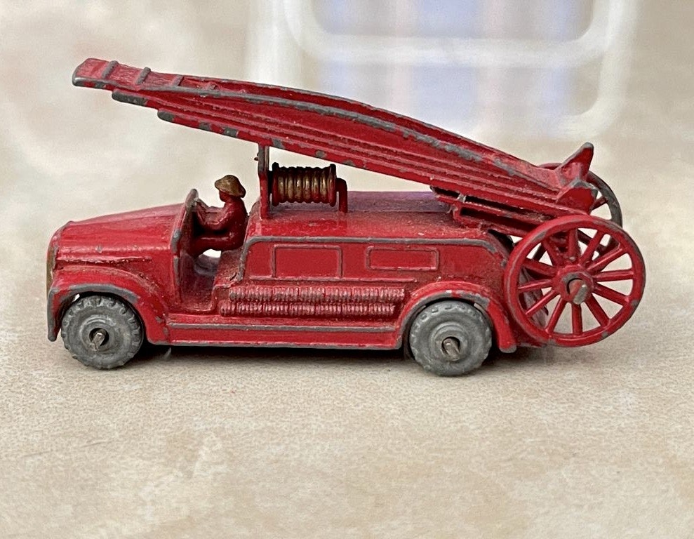 Matchbox Lesney 9-A ein Miniatur-Feuerwehrauto von Dennis aus dem Jahr 1955