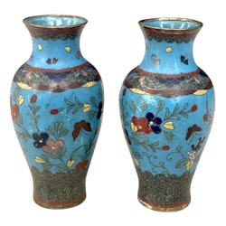 Qing Dynasty (1644-1912) A pair of Chinese cloisonné vases