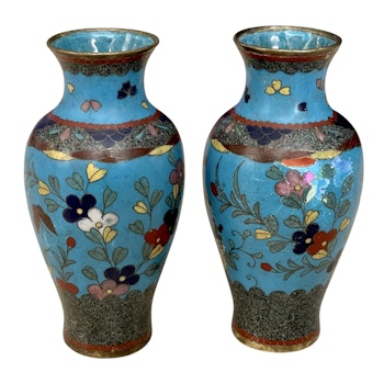 Qing dynastin (1644-1912) Ett par kinesiska cloisonné vaser