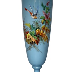 Un impressionnant vase français du 19ème siècle peint à la main en verre opale