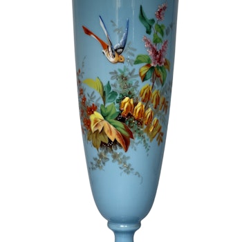 Ett imponerande 1800-tal, Fransk handmålad vas i Opalin glas
