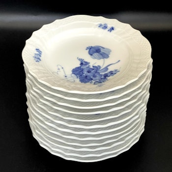 Royal Copenhagen, 12 platos de porcelana con flores azules, 1 variedad