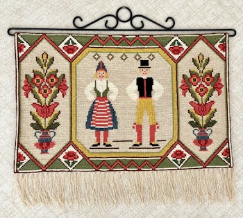 Vintage, Broderad väggbonad med motiv av par med folkdräkter