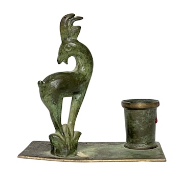 Antik bronsfigur formad som en get med piedestal och vacker ljusstake