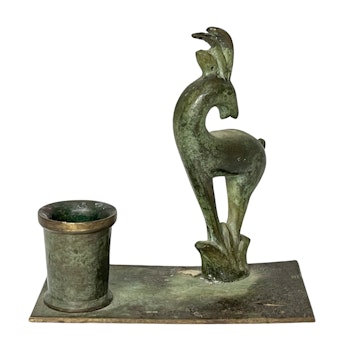 Antik bronsfigur formad som en get med piedestal och vacker ljusstake