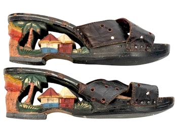 Antik sandaler snidade trä med läder och handmålad