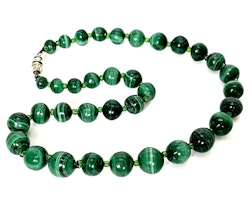 Collier, malakitpärlor
