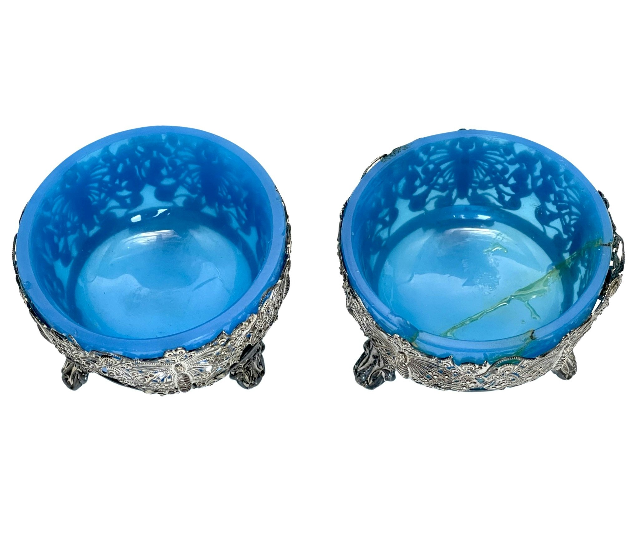 Une paire de salières de forme ronde à monture tripode et doublure en opaline bleu turquoise, 19ème siècle