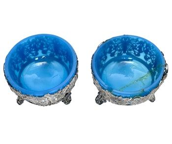 Ett par saltkar av rund form med stativfäste och foder i turkosblå opalin, 1800-talet