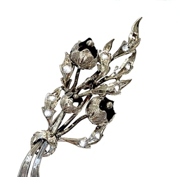 Brosch, silver 925 i form av stiliserad kvist med blommor och blad