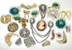 Parti diverse vintage och gamla broscher