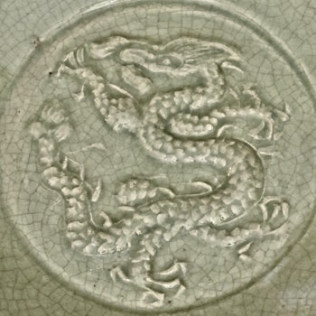 Plat chinois en céladon dragon, dynastie Ming (1368-1644)