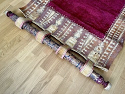 Antik mattan, sammet och skinn, bemålad trä