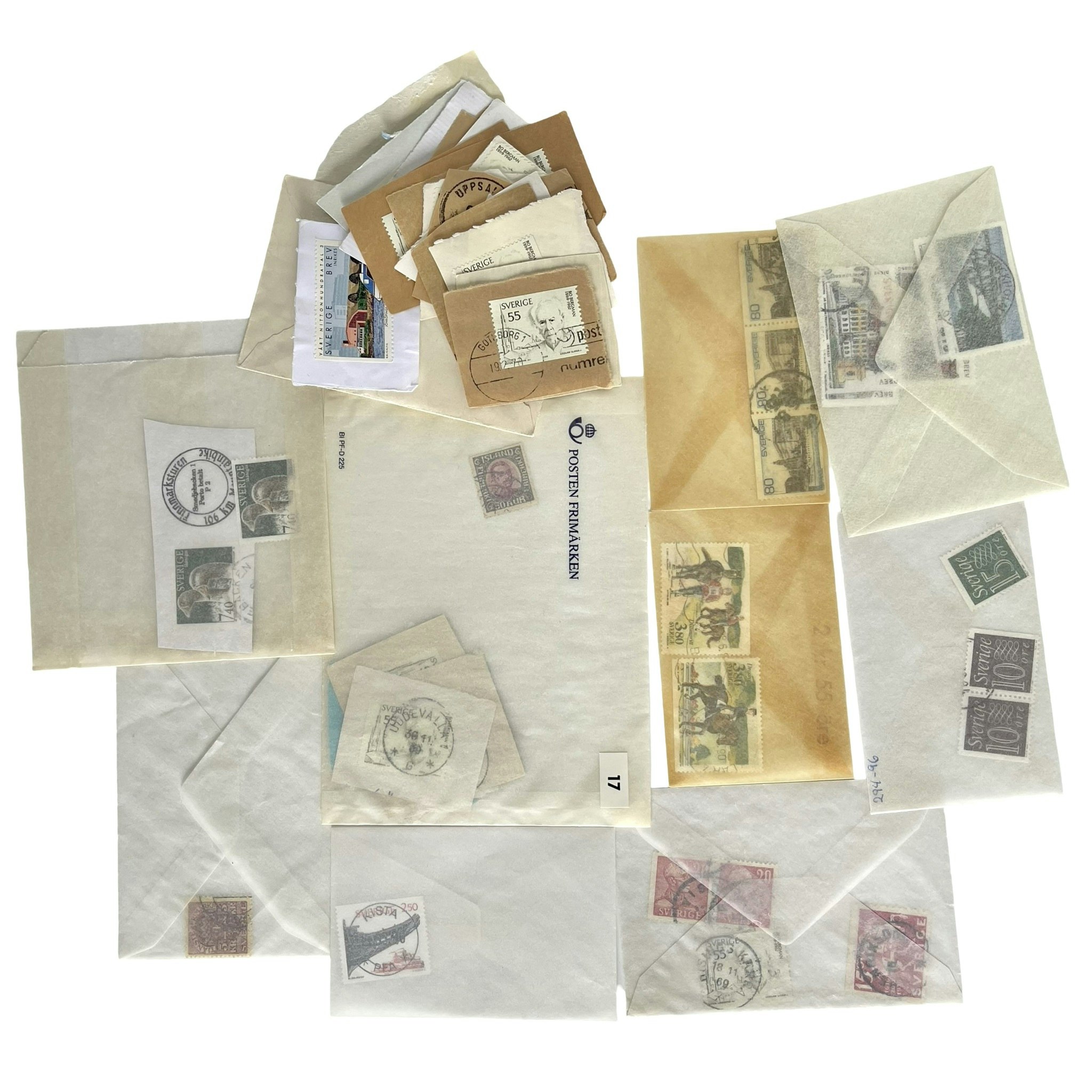 Colección de varios sellos y postales.