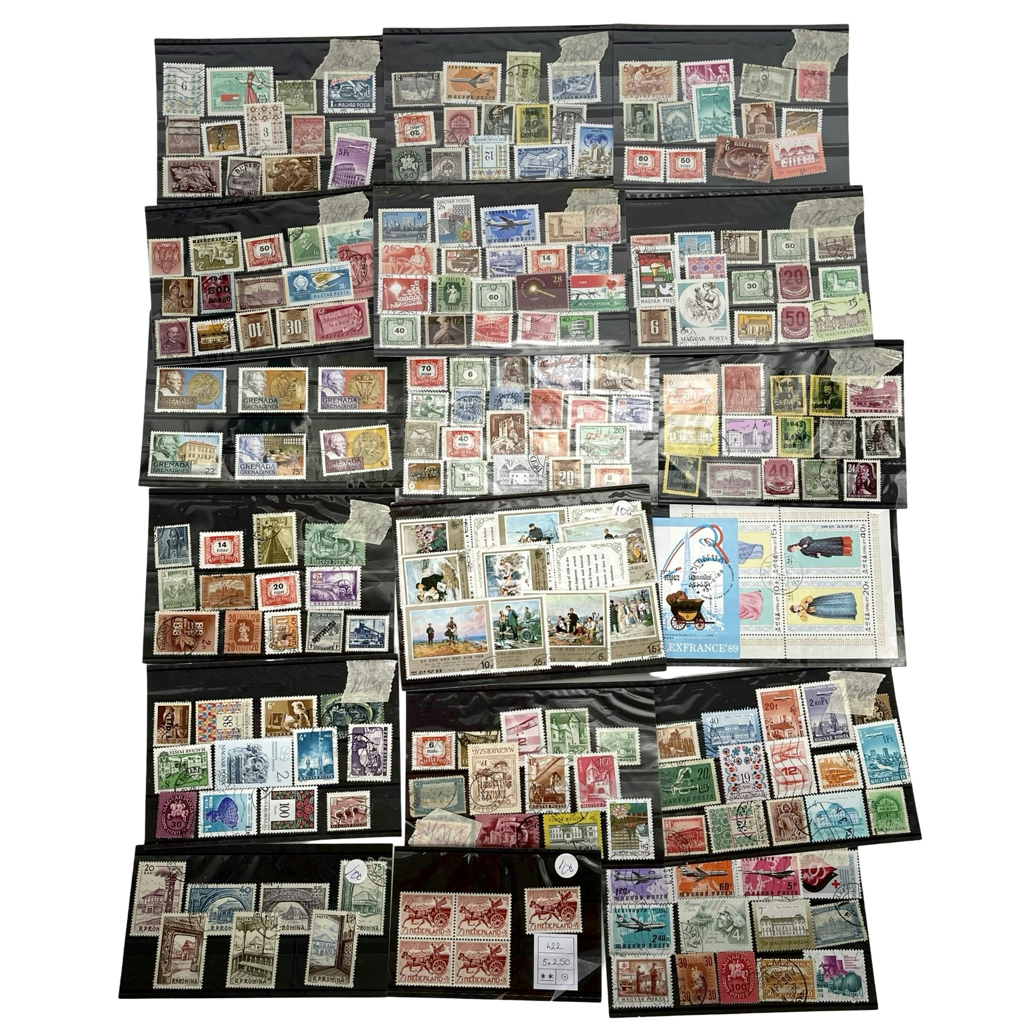 Colección de varios sellos y postales.