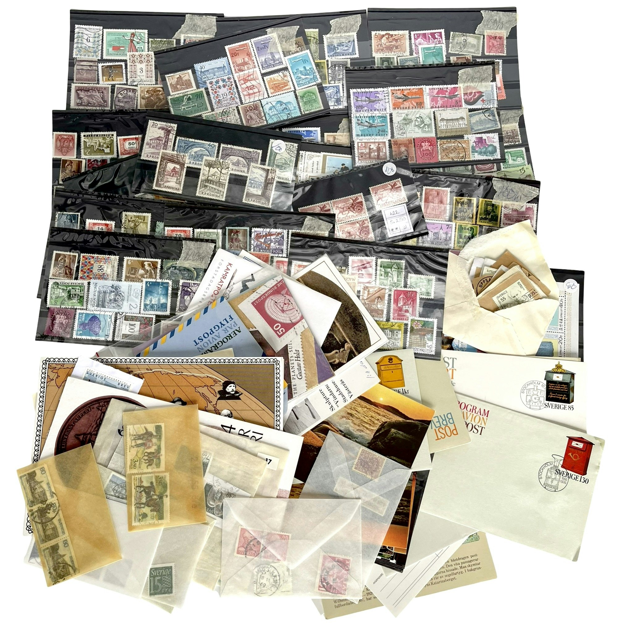 Colección de varios sellos y postales.