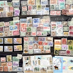 Sammlung verschiedener Briefmarken und Postkarten