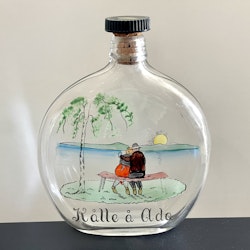 Äldre fick flaska plunta för sprit, bemålat glas