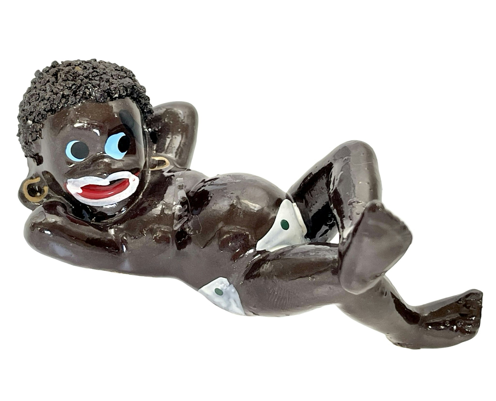 Figura de porcelana niño africano sentado.