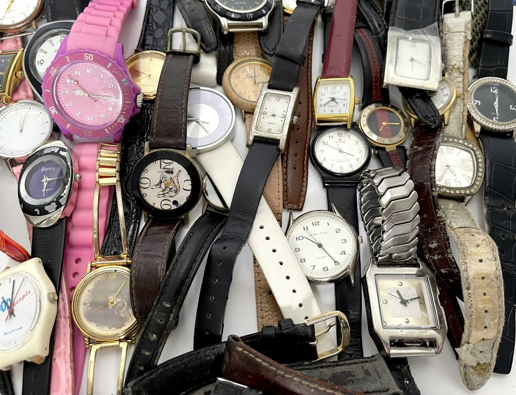 74 st, Parti armbandsur, blandade märken säljes som renoveringsobjekt
